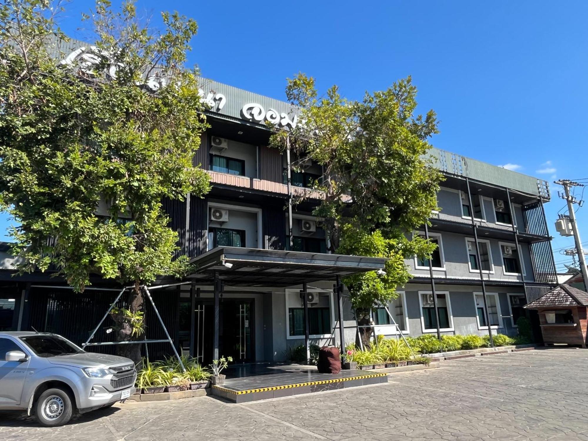 Huern Nana Jomsawan Hotel Phrae Exterior foto